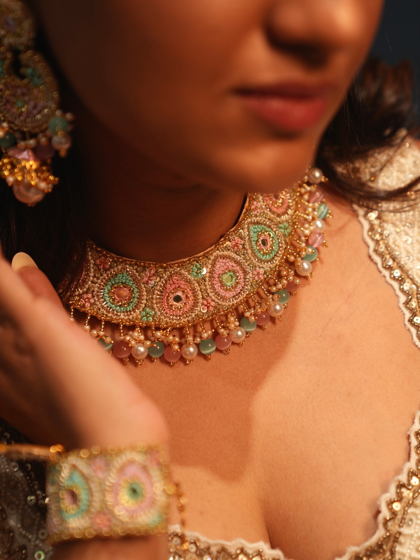 Fiza Set (Choker, Earrings, Mathapatti & Set Of Haathphool Set)