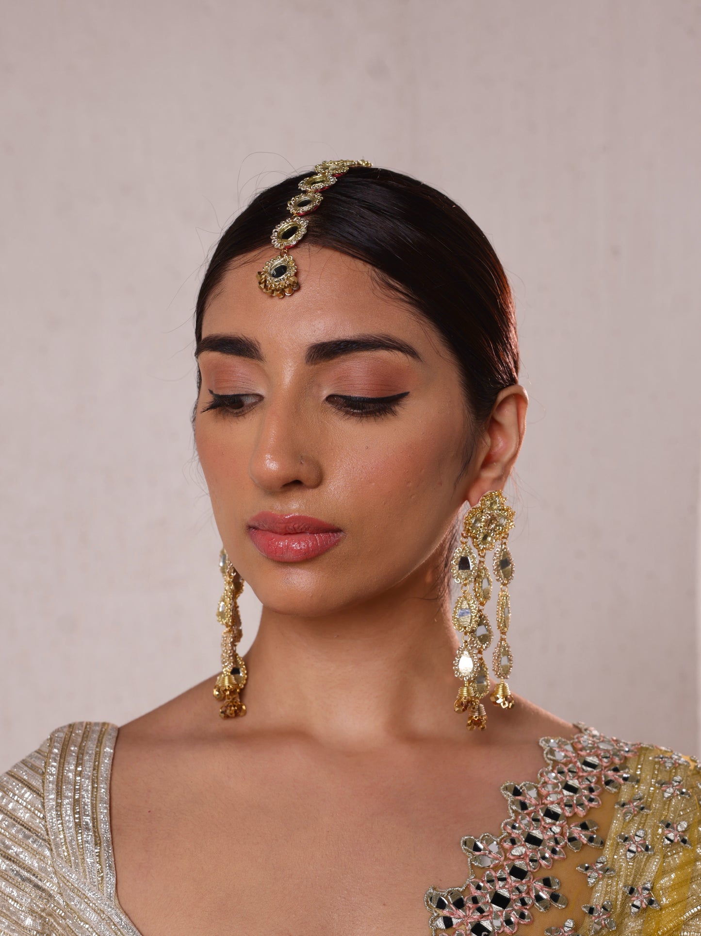 Ishq Gold (Earrings & Mangtikka Set)