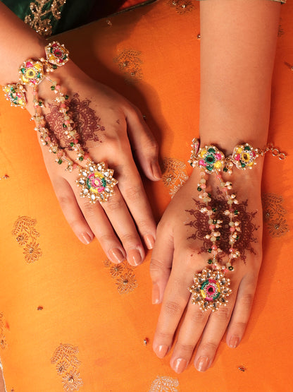 Jugni (Jhumki Earrings, Mathapatti, Choker & Pair of Hathphool Set)