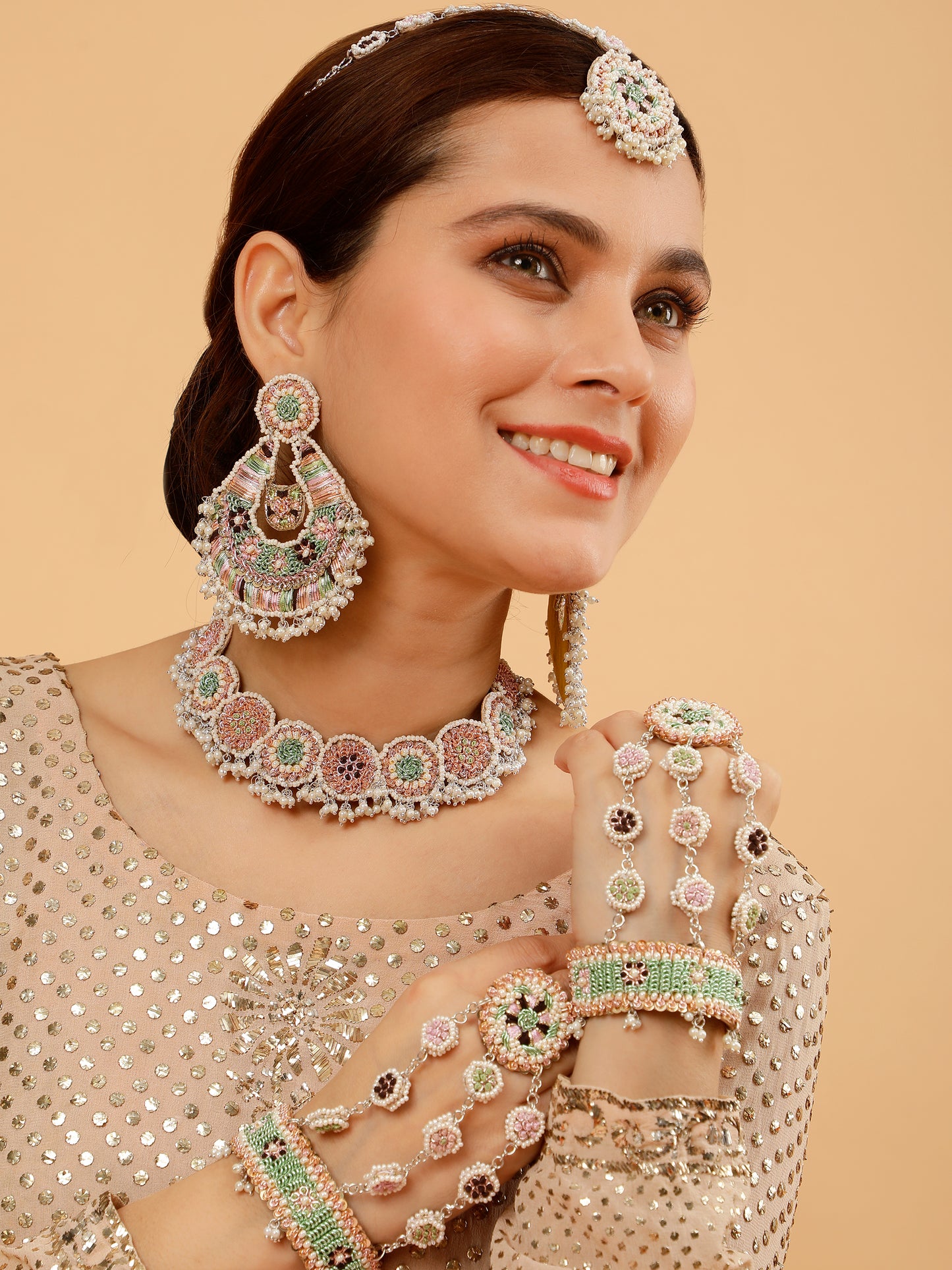 Inaya Set (Earrings, Mathapatti, Sleek Necklace & Set Of Haathphool)