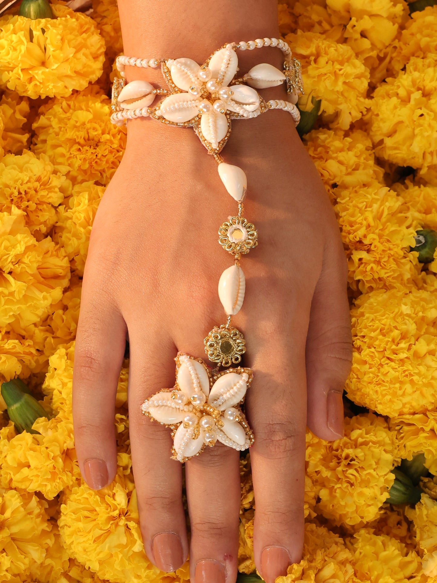 Kaju Katli Cowrie Pair Of Hathphool