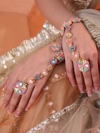 Masakali (Earrings, Mathapatti & Pair of Hathphool)